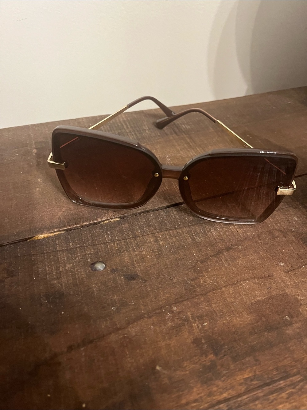 Tahari Women’s Geometric Brown Sunglasses with Gold Temples No CASE